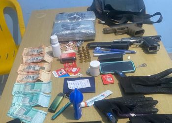 Policía Preventiva incauta drogas, armas ilegales y múltiples evidencias tras apresar dos sospechosos en Najayo