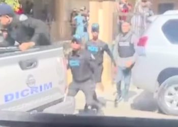 Bajo atmósfera tensa sale Randy Pujols de Tribunal de Azua; le vociferan «asesino»