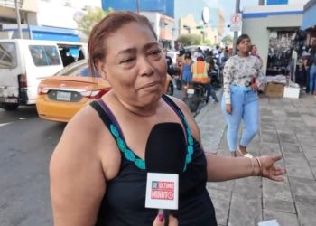 Aumenta flujo de personas en comercios y paradas de autobuses en la Av. Duarte en víspera de Nochebuena