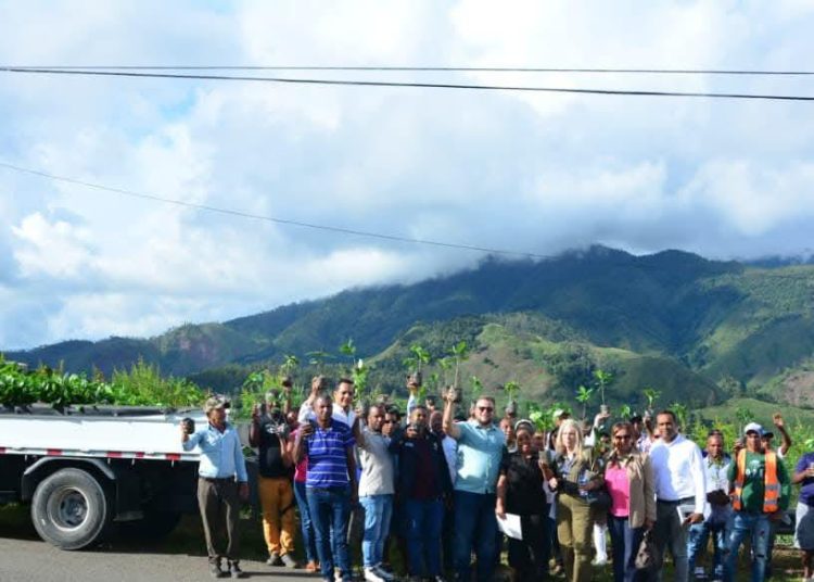 Hecmilio Galván recorre Cordillera Central, asegura hay que reivindicar las montañas