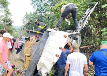 Conductor resulta herido tras aparatoso accidente de camión en Estancita de Jarabacoa