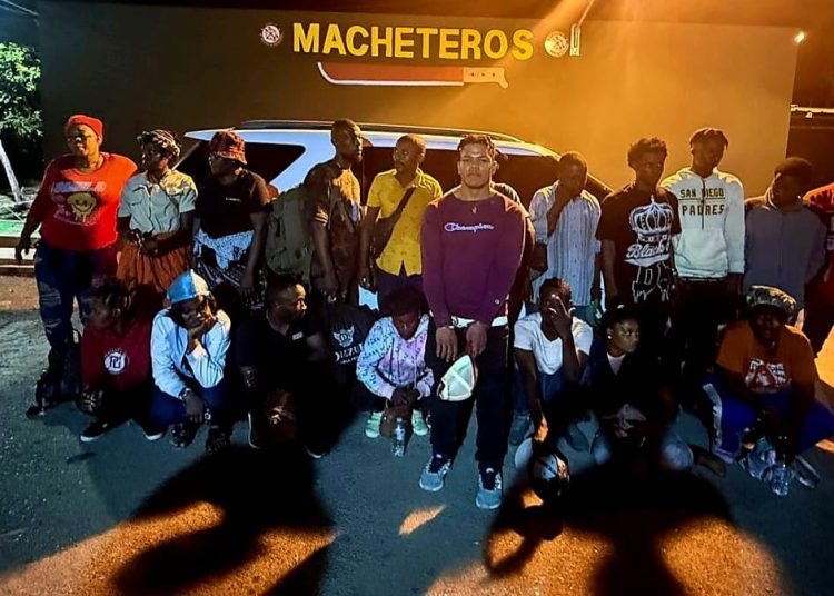 Ejército intercepta jeepeta con 18 nacionales haitianos indocumentados en Esperanza, Valverde