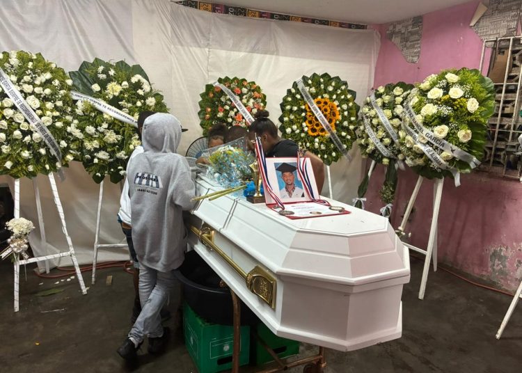 Durante velatorio, parientes de joven muerto en Villa Consuelo desmienten versión de Faride