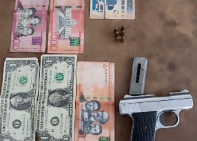 Policía arresta cuatro hombres y ocupa armas ilegales en operativos navideños en Santiago