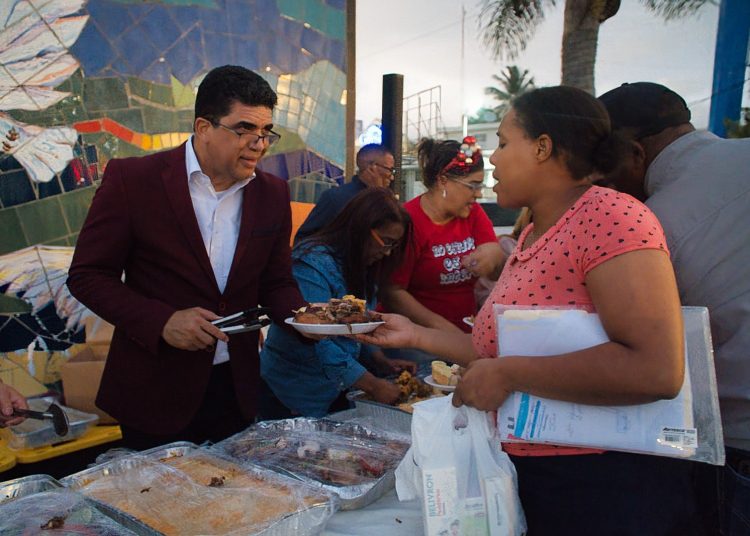 Alcalde de SDE comparte cena de Nochebuena con personas en condición de calle