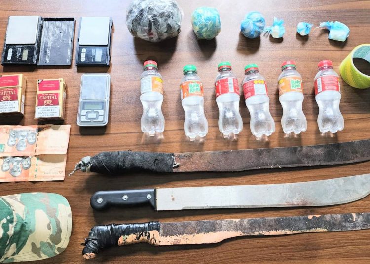 Ocupan drogas, alcohol adulterado y armas durante allanamientos en Barahona