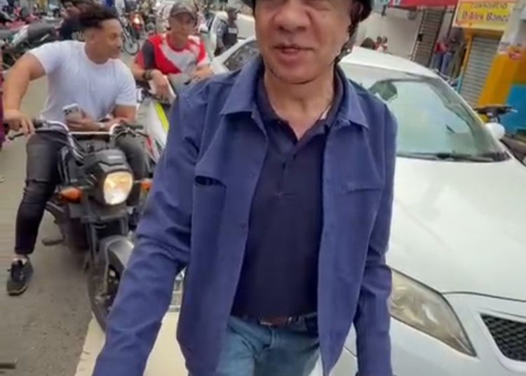 Ricardo de los Santos recorre Cotuí en su tradicional motor este 24 de diciembre