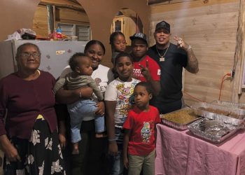 Bulin 47 cumple promesa y regala cena navideña a familia de escasos recursos