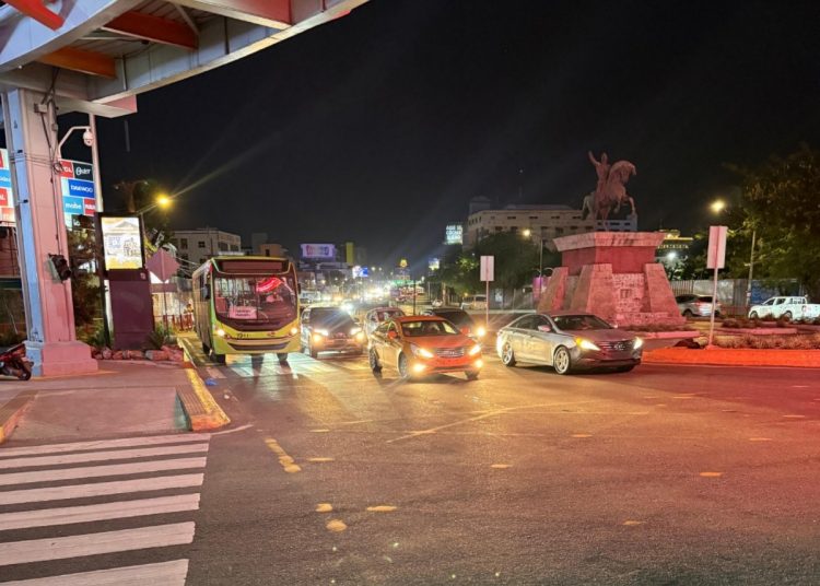 Flujo vehicular moderado marca la noche de Navidad en el Gran Santo Domingo
