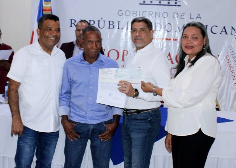Gobernadora de Azua respalda entrega de más de RD$6 millones a productores afectados por fenómeno atmosférico