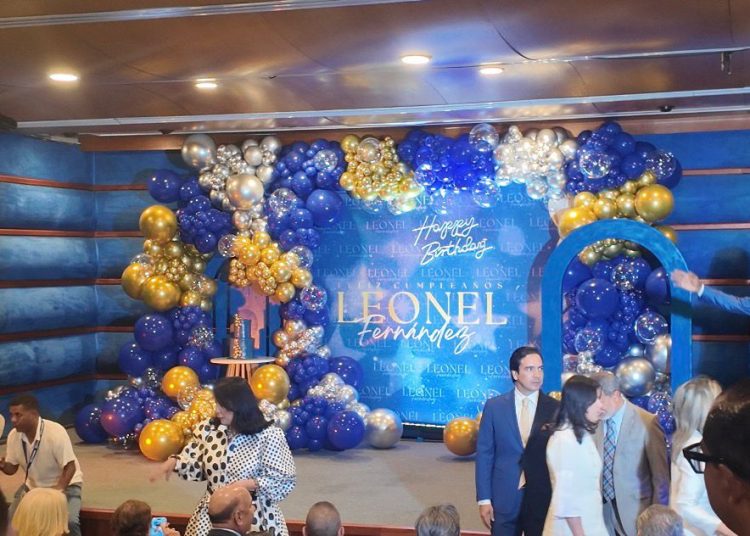 Decenas de personas acuden a Funglode para felicitar a Leonel Fernández por su cumpleaños