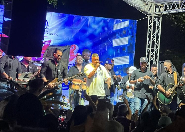 Fiesta navideña 2025 en Juma Bejucal reunió a cientos de personas con Luis Miguel del Amargue