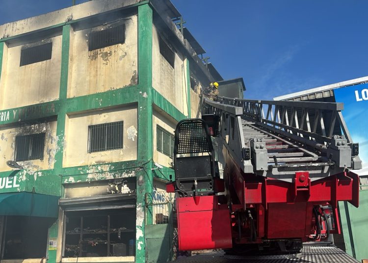 Tras más de 15 horas, bomberos permanecen apostados tras incendio en Ferretería San Miguel de la avenida Independencia