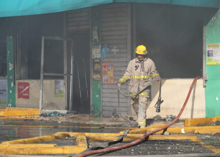 Bomberos entran en fase de remoción de escombros tras incendio en Ferretería San Miguel