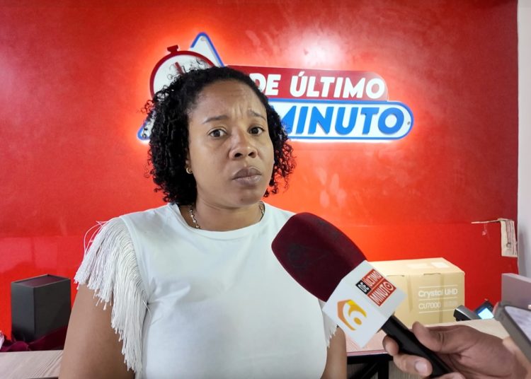 Viuda exige justicia por muerte de su esposo durante asalto en play de Villa Fundación, San Cristóbal