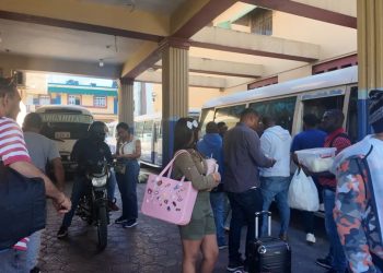 Flujo de pasajeros se mantiene lento en paradas de guaguas en víspera de Año Nuevo