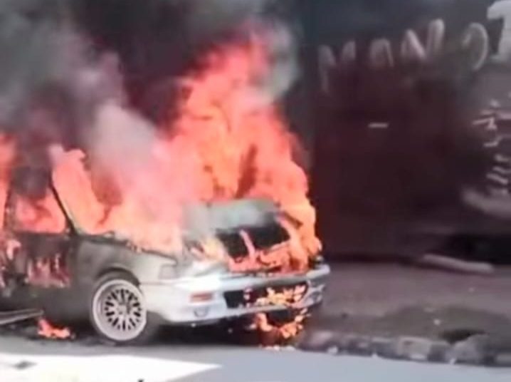 Vehículo se incendia en el sector La Bombita de Azua; no se reportan víctimas