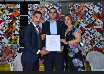 Joven artista autista se destaca en ART GABANGI 2025: Engel Segura es reconocido como Artista Emergente del Año