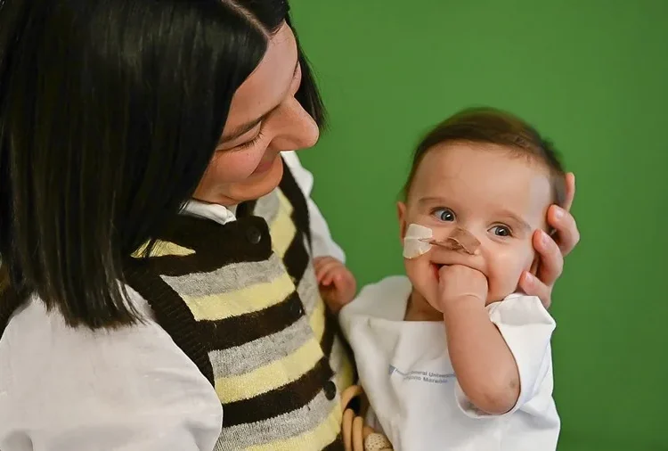 Mariami, la primera bebé trasplantada parcialmente de corazón en Europa, recibe el alta