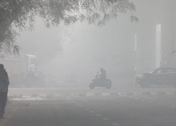 Más de 100 vuelos cancelados en Nueva Delhi por baja visibilidad en pico de contaminación