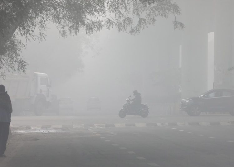 Más de 100 vuelos cancelados en Nueva Delhi por baja visibilidad en pico de contaminación