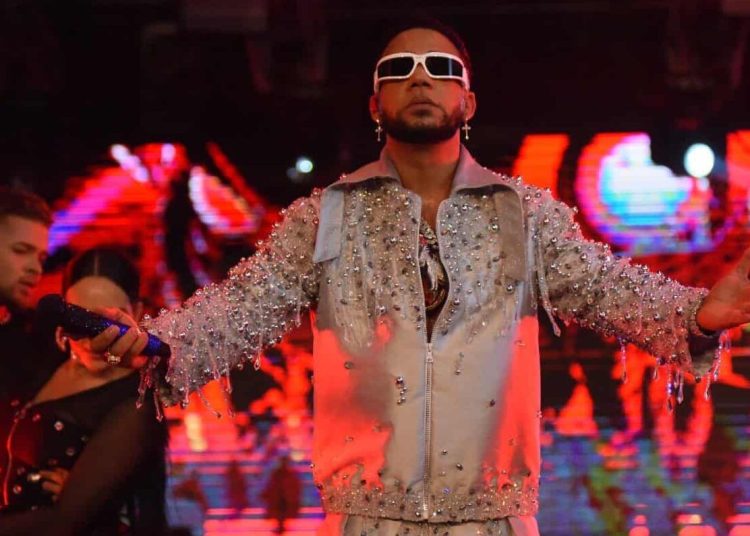 Elvis Martínez hace historia en Santiago al lograr tres grandes hitos