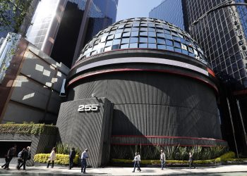 Bolsa mexicana abre tercera semana del mes con caída del 0,6 % y baja a 64.326,16 puntos