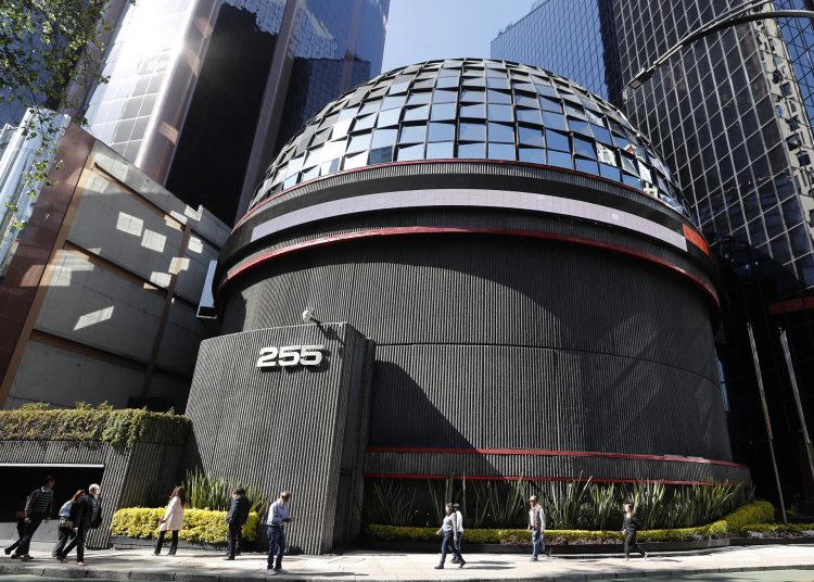 Bolsa mexicana abre tercera semana del mes con caída del 0,6 % y baja a 64.326,16 puntos