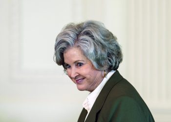 Trump quiere destruir lanchas hasta que Maduro se rinda, dice su jefa de gabinete