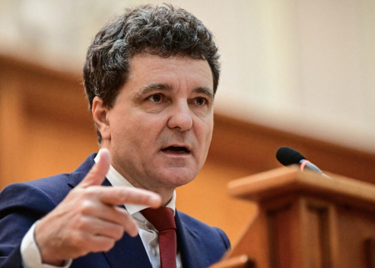 Presidente rumano impugna la ley que limita el número de extranjeros en competiciones