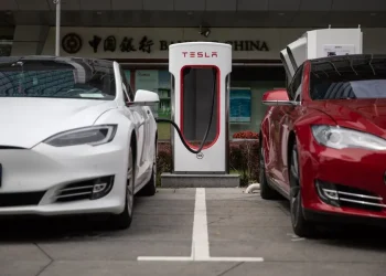 Una coalición de 16 estados demanda a Trump por retener los fondos para la carga de vehículos eléctricos