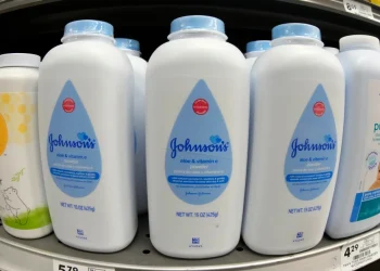 Jurado adjudica $40 millones a 2 mujeres que dicen que el talco Johnson les causó cáncer