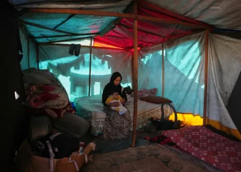 Desplazados en Gaza enfrentan condiciones invernales en tiendas de campaña