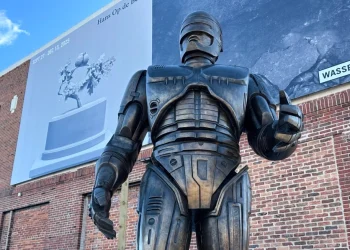 RoboCop, el héroe de Detroit, finalmente tiene su estatua en la Ciudad Motor