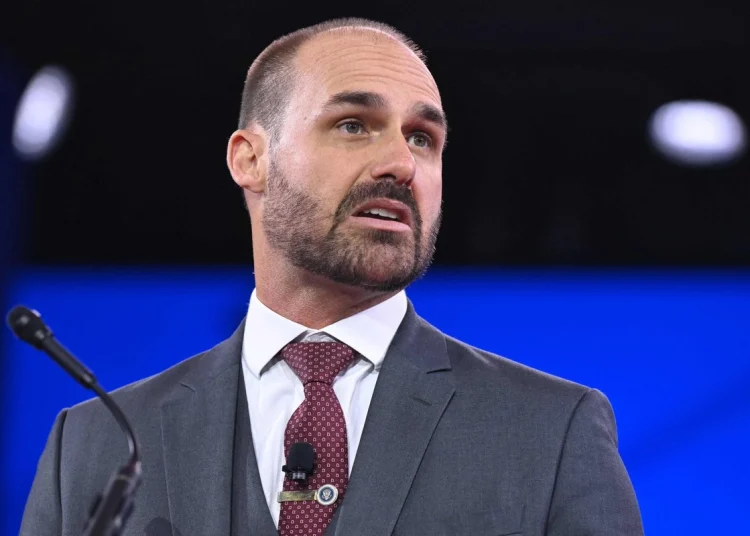 Cancelan el pasaporte diplomático a un hijo de Bolsonaro