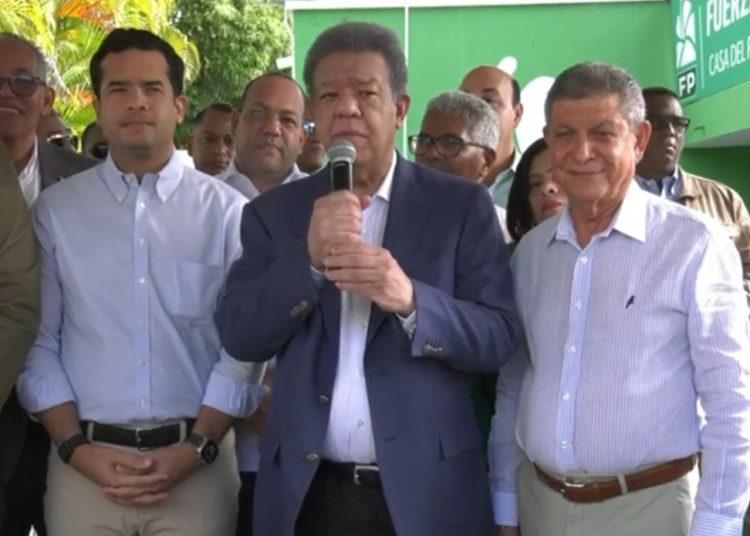 Leonel continúa entrega de alimentos a sectores vulnerables y afirma que la necesidad del pueblo es evidente