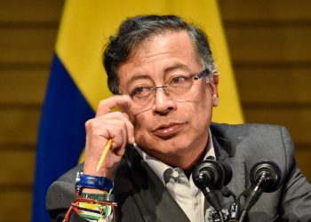 Petro dice que Nicolás Maduro no debe dar órdenes a los militares de Colombia