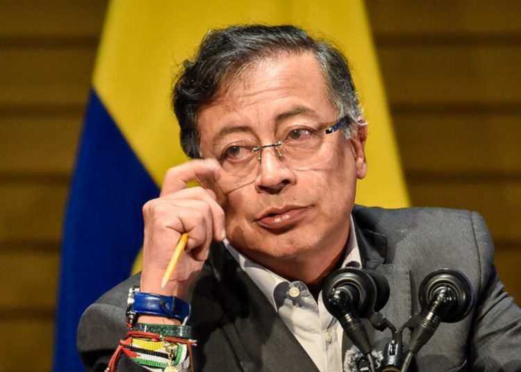 Petro dice que Nicolás Maduro no debe dar órdenes a los militares de Colombia