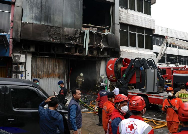Al menos 20 muertos por un incendio en un edificio de siete plantas de Yakarta