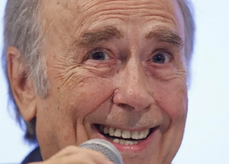 Joan Manuel Serrat protagoniza una alborotada charla en la FIL de México ante un público apasionado