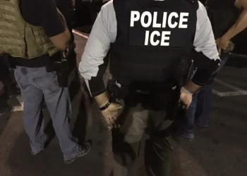 Un migrante guatemalteco muere bajo custodia de ICE en Texas