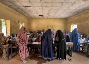 Liberan a cien de los 303 estudiantes secuestrados de una escuela al norte de Nigeria
