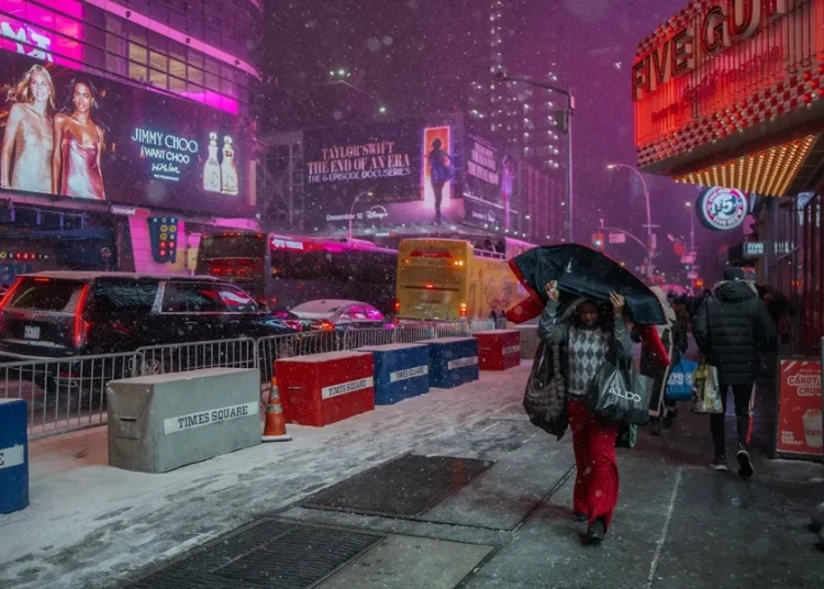 Miles de vuelos cancelados en todo EE.UU. por tormentas invernales en la temporada navideña