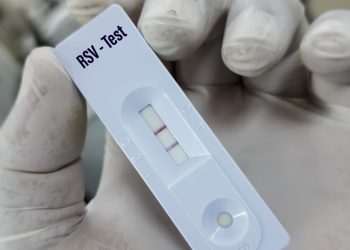 Alto costo de pruebas limita cifras reales de virus respiratorios en Santiago