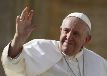 El papa lamenta economía que trata «al hombre como mercancía» en primera misa del Gallo