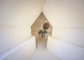 Polémica en Alcoy por un rodaje de contenido adulto junto a la tumba de Camilo Sesto