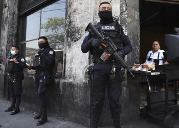 Policía salvadoreña intercepta lancha procedente de Nicaragua con 450 kilogramos de droga