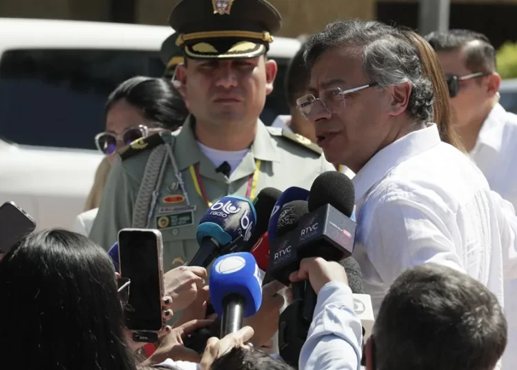 El Gobierno de Colombia sube un 23,7 % el salario mínimo, que será de unos 535 dólares en 2026