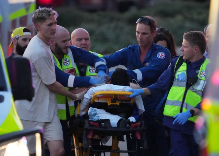 Policía australiana neutraliza amenaza tras tiroteo en Bondi Beach, Sídney