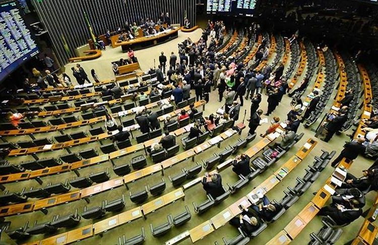 Congreso brasileño aprueba el proyecto que busca reducir la pena de Bolsonaro